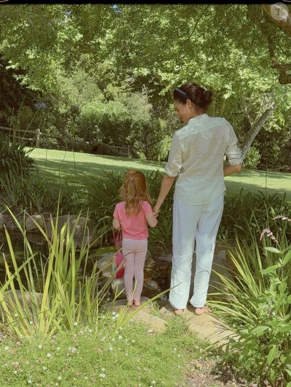 On peut voir la fillette courir sur la pelouse et se tenir à ses côtés dans leur jardin

Meghan Markle publie une photo de sa fille Lilibet pour la Journée internationale de la fille le 11 octobre 2025 ©Instagram - Meghan Markle