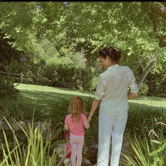 On peut voir la fillette courir sur la pelouse et se tenir à ses côtés dans leur jardin

Meghan Markle publie une photo de sa fille Lilibet pour la Journée internationale de la fille le 11 octobre 2025 ©Instagram - Meghan Markle
