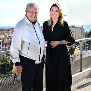 Claude Lelouch, le président d'honneur du Festival, et Julie Gayet, membre du jury, durant le photocall lors de la 1ère édition du World AI Film Festival (WAiFF) à Nice, le 11 avril 2025.  © Bruno Bebert / Bestimage