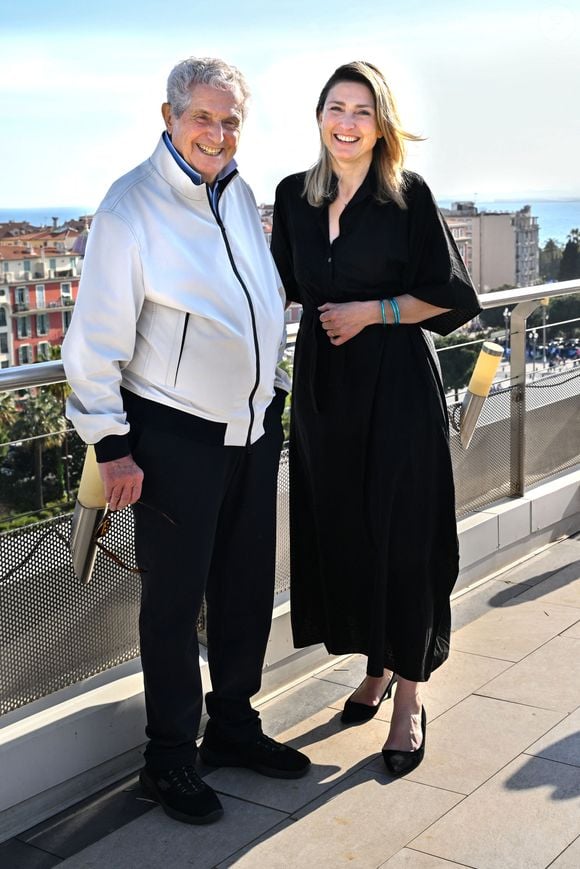 Claude Lelouch, le président d'honneur du Festival, et Julie Gayet, membre du jury, durant le photocall lors de la 1ère édition du World AI Film Festival (WAiFF) à Nice, le 11 avril 2025.  © Bruno Bebert / Bestimage