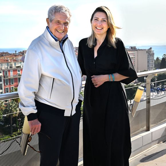 Claude Lelouch, le président d'honneur du Festival, et Julie Gayet, membre du jury, durant le photocall lors de la 1ère édition du World AI Film Festival (WAiFF) à Nice, le 11 avril 2025.  © Bruno Bebert / Bestimage
