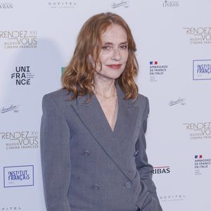 Dans une interview accordée à ELLE, Isabelle Huppert a confié ne pas avoir de style défini.

Le 7 avril 2026, Rome, Italie : Isabelle Huppert assiste au photocall de la soirée d'ouverture de la 16ème édition du festival "Rendez-vous" (Credit Image : © Emanuela Vertolli/SOPA Images via ZUMA Press / Bestimage Wire / Bestimage)