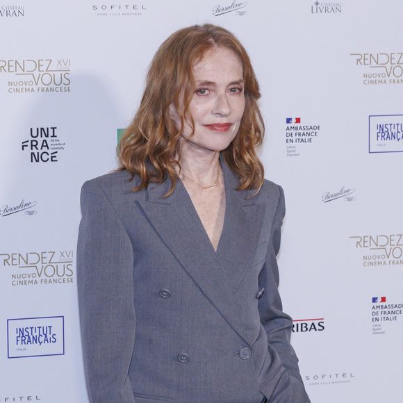 Dans une interview accordée à ELLE, Isabelle Huppert a confié ne pas avoir de style défini.

Le 7 avril 2026, Rome, Italie : Isabelle Huppert assiste au photocall de la soirée d'ouverture de la 16ème édition du festival "Rendez-vous" (Credit Image : © Emanuela Vertolli/SOPA Images via ZUMA Press / Bestimage Wire / Bestimage)