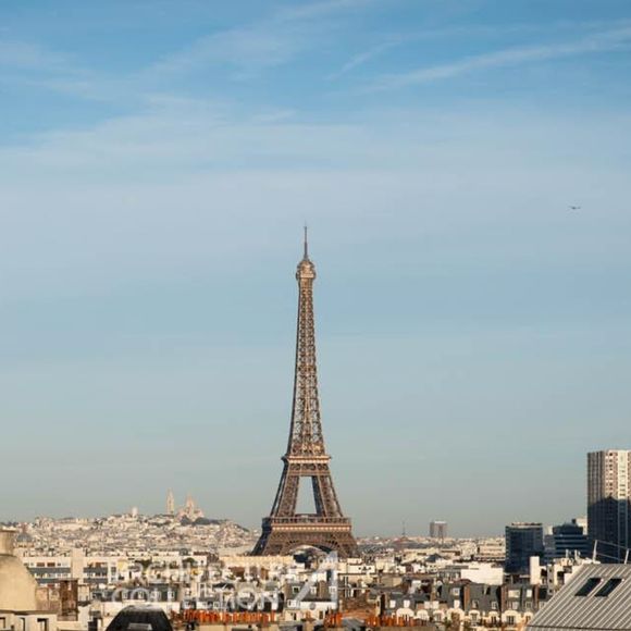 Ce bien d'exception qui a une vue imprenable sur tout Paris, est à la recherche de nouveaux acquéreurs car elle a été mise à la vente au prix de 950 000 euros

Architecture de collection - Capture d'écran - Dernière demeure de Claude François.