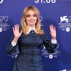 Charlotte Le Bon n'est pas la seule, dans la dernière saison de The White Lotus, à être montrée gentiment du doigt pour sa dentition : les dents d'Aimee Lou Wood sont également très commentées, depuis quelques semaines, sur Internet.

Aimee Lou Wood - Photocall du film "Living" lors du 79ème festival international du film de Venise (31 août - 10 septembre 2022). Le 1er septembre 2022. SGP / BESTIMAGE