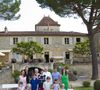 Une salle à manger, plusieurs salons et une immense "terrasse surplombant la vallée" composent aussi l'habitation

Le prince Felix, le prince Joachim, la princesse Mari, la princesse Athena, le prince Henrik, le prince Nikolai, la reine Margrethe, le prince Christian, le prince Henrik, la princesse Isabella, la princesse Josephine, la princesse Mary, la prince Vincent et le prince Frederik - Le prince Henrik de Danemark fête ses 80 ans en famille au château de Cayx (Caïx)  près de Cahors en France, le 11 juin 2014.