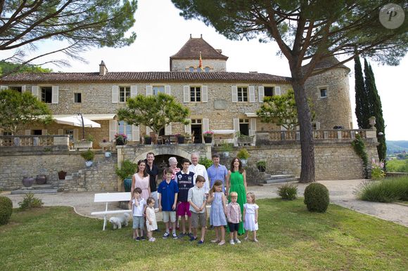 Une salle à manger, plusieurs salons et une immense "terrasse surplombant la vallée" composent aussi l'habitation

Le prince Felix, le prince Joachim, la princesse Mari, la princesse Athena, le prince Henrik, le prince Nikolai, la reine Margrethe, le prince Christian, le prince Henrik, la princesse Isabella, la princesse Josephine, la princesse Mary, la prince Vincent et le prince Frederik - Le prince Henrik de Danemark fête ses 80 ans en famille au château de Cayx (Caïx)  près de Cahors en France, le 11 juin 2014.