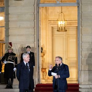 L'ancien Premier ministre Michel Barnier et le nouveau Premier ministre François Bayrou lors de la cérémonie de passation de pouvoir à l'hôtel Matignon à Paris, France, le 13 décembre 2024. © Eric Tschaen/Pool//Bestimage