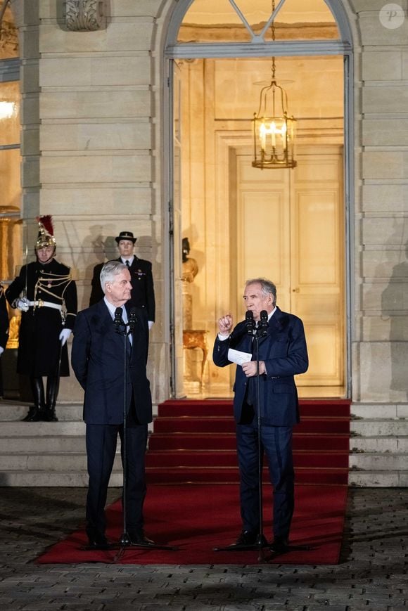 L'ancien Premier ministre Michel Barnier et le nouveau Premier ministre François Bayrou lors de la cérémonie de passation de pouvoir à l'hôtel Matignon à Paris, France, le 13 décembre 2024. © Eric Tschaen/Pool//Bestimage