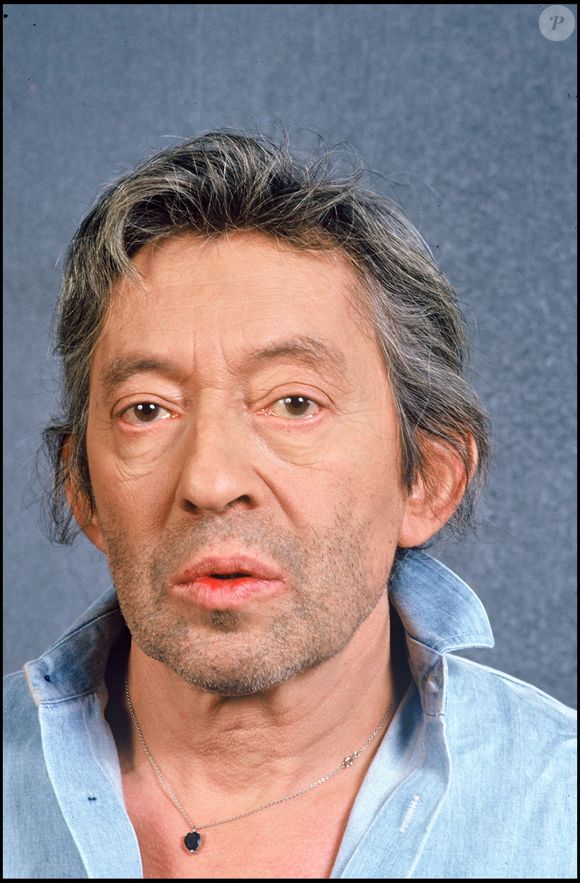 Serge Gainsbourg dans les coulisses de l'émission "Farandole". AGENCE / BESTIMAGE