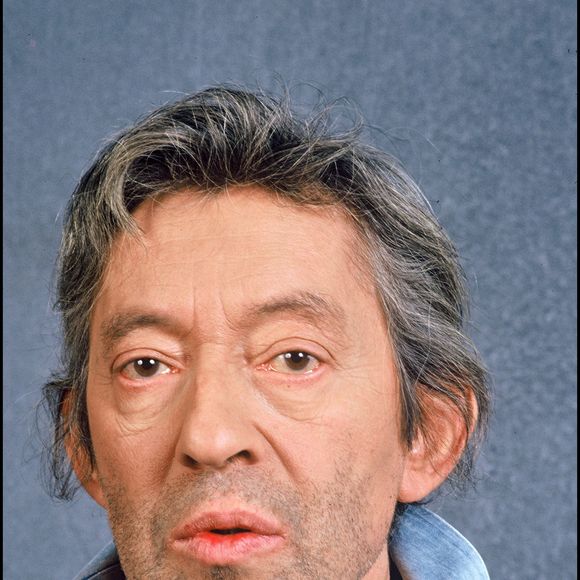 Serge Gainsbourg dans les coulisses de l'émission "Farandole". AGENCE / BESTIMAGE