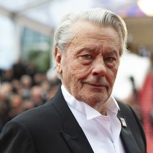 Alain Delon à la montée des marches du film "A Hidden Life" lors du 72ème Festival International du Film de Cannes, le 19 mai 2019. (Agence / Bestimage).