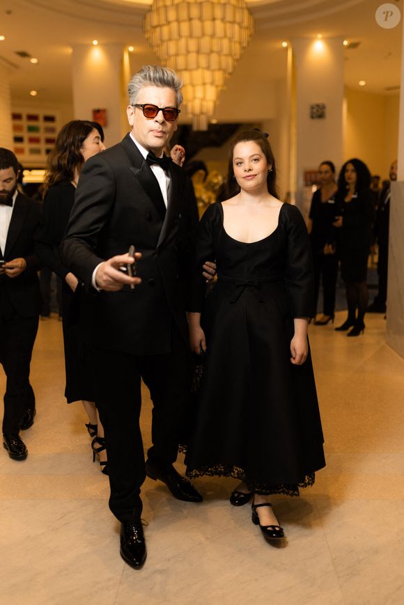 Benjamin Biolay et sa fille Anna à l'hôtel Martinez avant la montée des marches du film Indiana Jones et le cadran de la destinée lors du 76ème Festival International du Film de Cannes le 18 mai 2023.

© Tiziano Da Silva / Pierre Perusseau / Bestimage