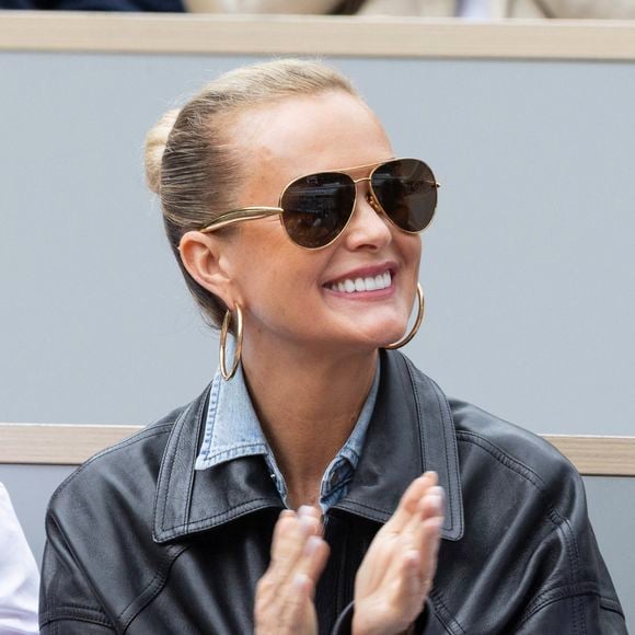 Laeticia Hallyday dans les tribunes lors des Internationaux de France de Tennis de Roland Garros 2025, à Paris, France, le 26 mai 2025. © Jacovides-Moreau/Bestimage