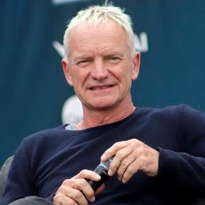 Pourtant, le chanteur britannique a choisi de vivre discrètement dans le petit village de Senlis, au cœur du parc naturel régional Oise-Pays de France. 

Sting - Mick Hucknall (Simply Red), Sting et Bryan Adams donnent une conférence de presse avant le "The Grand Festival mit - Ski Opening 2024" à Schladming en Autriche le 24 juin 2024. Action Press / Bestimage