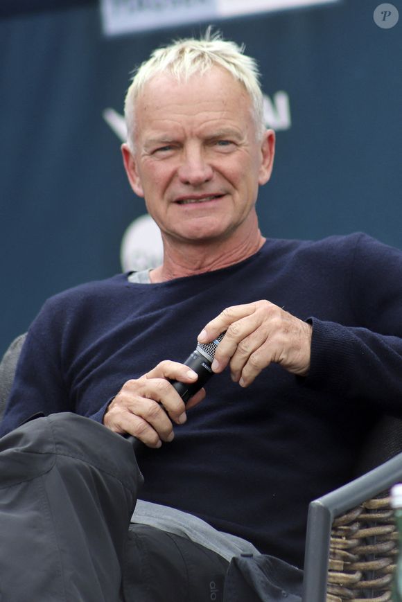 Pourtant, le chanteur britannique a choisi de vivre discrètement dans le petit village de Senlis, au cœur du parc naturel régional Oise-Pays de France. 

Sting - Mick Hucknall (Simply Red), Sting et Bryan Adams donnent une conférence de presse avant le "The Grand Festival mit - Ski Opening 2024" à Schladming en Autriche le 24 juin 2024. Action Press / Bestimage