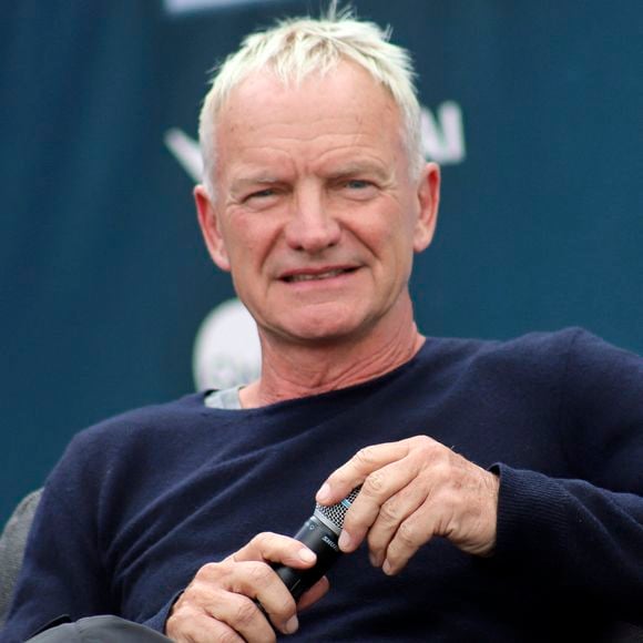 Pourtant, le chanteur britannique a choisi de vivre discrètement dans le petit village de Senlis, au cœur du parc naturel régional Oise-Pays de France. 

Sting - Mick Hucknall (Simply Red), Sting et Bryan Adams donnent une conférence de presse avant le "The Grand Festival mit - Ski Opening 2024" à Schladming en Autriche le 24 juin 2024. Action Press / Bestimage