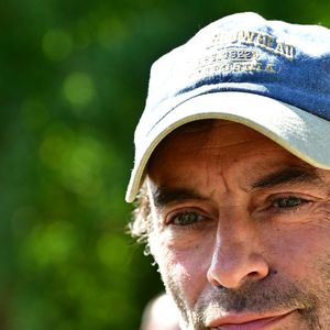 Anthony insiste sur l’importance de protéger l’image de sa famille et la mémoire de son père, affirmant que la procédure en cours « fait du tort à notre famille » et va à l’encontre de la dignité.

Exclusif - Un an pour jour après le décès d'Alain Delon, son fils Anthony (avec Loubo, le berger belge de son père) lui a rendu hommage au domaine familial de Douchy dans le Loiret, France, le 18 août 2025. 

© Christian Liewig/Bestimage