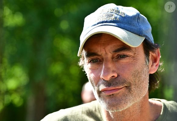 Anthony insiste sur l’importance de protéger l’image de sa famille et la mémoire de son père, affirmant que la procédure en cours « fait du tort à notre famille » et va à l’encontre de la dignité.

Exclusif - Un an pour jour après le décès d'Alain Delon, son fils Anthony (avec Loubo, le berger belge de son père) lui a rendu hommage au domaine familial de Douchy dans le Loiret, France, le 18 août 2025. 

© Christian Liewig/Bestimage