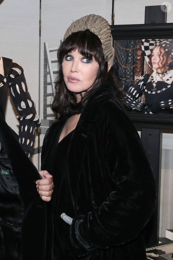 Isabelle Adjani - Vernissage de l'exposition Isabelle Adjani "Les reines de cœur en majesté", Galerie Pierre Passebon à Paris, France, le 3 Novembre 2022. 

© Bertrand Rindoff / Bestimage