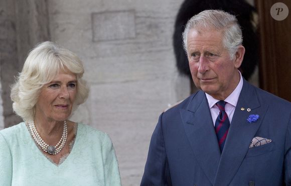 Le prince Charles et Camilla Parker Bowles, duchesse de Cornouailles plantent un arbre en présence du Gouverneur Général David Johnston et sa femme Sharon Johnston à Ottawa au Canada le 1er juillet 2017.

© AGENCE / BESTIMAGE