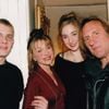C'est aussi à Bougival qu'elle a grandi avec le clan Depardieu.
Guillaume, Elisabeth, Julie et Gérard Depardieu à Paris en 1996. ©JLPPA/Bestimage