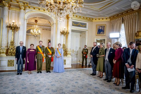 Pour cette cérémonie spéciale, Guillaume était entouré de son épouse, Stéphanie de Luxembourg.

Grand-duc Henri de Luxembourg, grande-duchesse Maria Teresa de Luxembourg, prince Guillaume (héritier du trône de Luxembourg), Stéphanie de Lannoy (future grande-duchesse de Luxembourg) : cérémonie d'adieu au Palais Grand-Ducal dans le cadre des festivités marquant le changement de souverain au Luxembourg. Premier jour des célébrations à Luxembourg. Photo : Dana Press / Bestimage