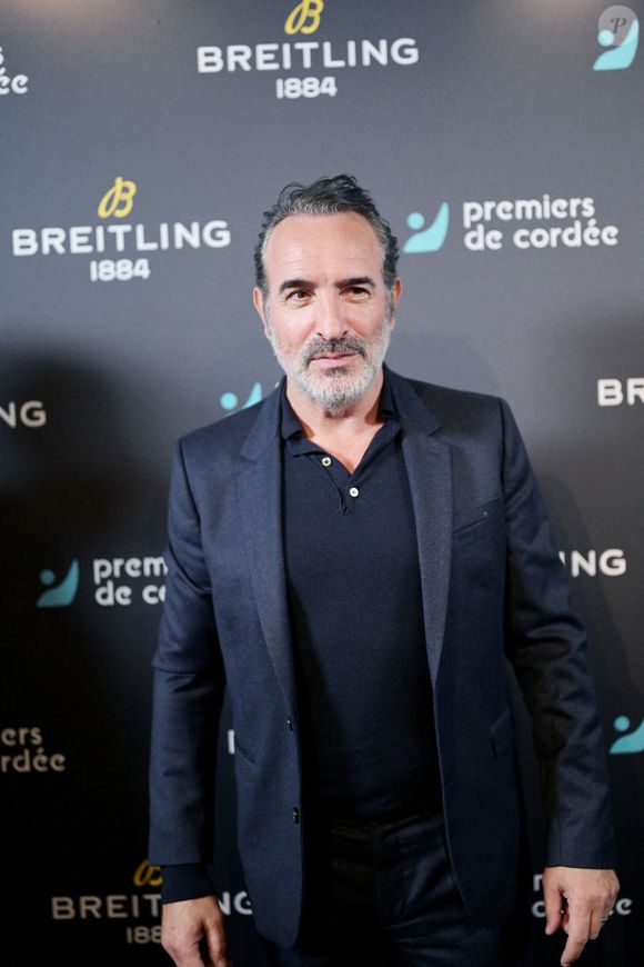 Jean Dujardin - Dîner de charité Breitling à la Samaritaine pour l’association "Premiers de Cordée" à Paris le 4 avril 2024. L'association Premiers de Cordée propose des animations sportives auprès des enfants hospitalisés. © Rachid Bellak/Bestimage