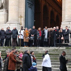 Gabriele Laborde et sa famille lors de la cérémonie des obsèques de Catherine Laborde à l'église Saint-Roch à Paris, France, le 6 février 2025. L'emblématique présentatrice météo de TF1 est décédée le 28 janvier 2025 à l'âge de 73 ans, des suites d'une démence à corps de Lewy, une maladie neurodégénérative dont Catherine Laborde souffrait depuis 2014. Photo par Jerome Domine/ABACAPRESS.COM
