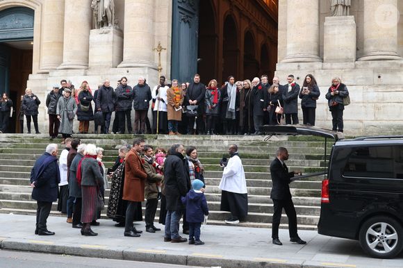 Gabriele Laborde et sa famille lors de la cérémonie des obsèques de Catherine Laborde à l'église Saint-Roch à Paris, France, le 6 février 2025. L'emblématique présentatrice météo de TF1 est décédée le 28 janvier 2025 à l'âge de 73 ans, des suites d'une démence à corps de Lewy, une maladie neurodégénérative dont Catherine Laborde souffrait depuis 2014. Photo par Jerome Domine/ABACAPRESS.COM