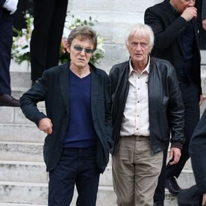 Patrick Loiseau et Dave quittent la cérémonie d'enterrement de la chanteuse française Françoise Hardy au crématorium du Père Lachaise à Paris, France, le 20 juin 2024.  Photo par Raphael Lafargue/ABACAPRESS.COM
