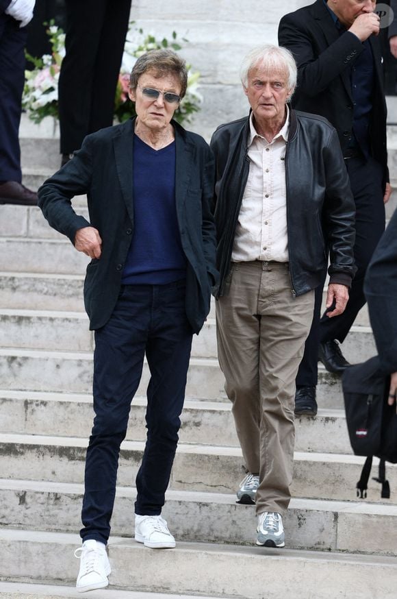 Patrick Loiseau et Dave quittent la cérémonie d'enterrement de la chanteuse française Françoise Hardy au crématorium du Père Lachaise à Paris, France, le 20 juin 2024.  Photo par Raphael Lafargue/ABACAPRESS.COM