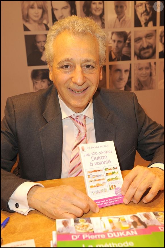 Le docteur Pierre Dukan au salon du livre 2010 à Porte de Versailles.
COADIC GUIREC / BESTIMAGE