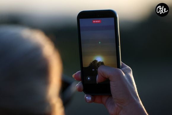 La foule observe l'éclipse solaire à Zagreb, en Croatie, le 12 août 2026.  

© Igor Kralj/PIXSELL