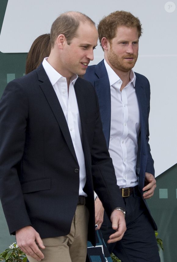 Il a été emporté à 63 ans par une crise cardiaque 
Le prince William duc de Cambridge, Catherine Kate Middleton, duchesse de Cambridge et le prince Harry arrivent au lancement de la campagne "Heads Together" à Londres le 16 mai 2016 à l'Olympic Park. AGENCE / BESTIMAGE