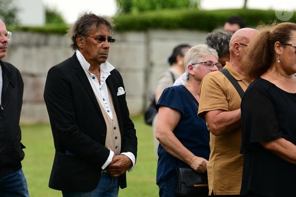 Laurent Voulzy - Obsèques de Pascal Danel au cimetière de Bazoches-sur-le-Betez, le 31 juillet 2024. Sa famille et ses amis dont L.Voulzy, H.Léonard et B.Sauvat sont venus lui rendre un dernier hommage. Pascal Danel est décédé le 25 juillet 2024, victime d’un malaise cardiaque après une opération, à l'âge de 80 ans.
© Romain Doucelin / Bestimage