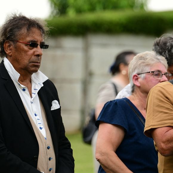 Laurent Voulzy - Obsèques de Pascal Danel au cimetière de Bazoches-sur-le-Betez, le 31 juillet 2024. Sa famille et ses amis dont L.Voulzy, H.Léonard et B.Sauvat sont venus lui rendre un dernier hommage. Pascal Danel est décédé le 25 juillet 2024, victime d’un malaise cardiaque après une opération, à l'âge de 80 ans.
© Romain Doucelin / Bestimage