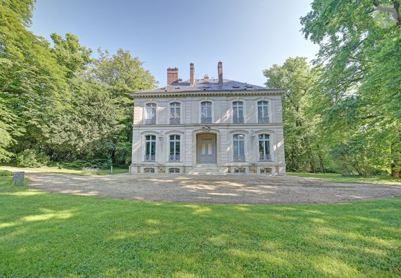 Exclusif - Située à Louveciennes, aux portes de Paris, sur le chemin des impressionnistes, cette belle demeure bourgeoise néo-classique, a été construite au milieu du XIXème siècle, appelée le "Domaine de Voisins", et ayant eu comme illustre propriétaire, Karl Lagerfeld. © Marc Ausset-Lacroix / Bestimage