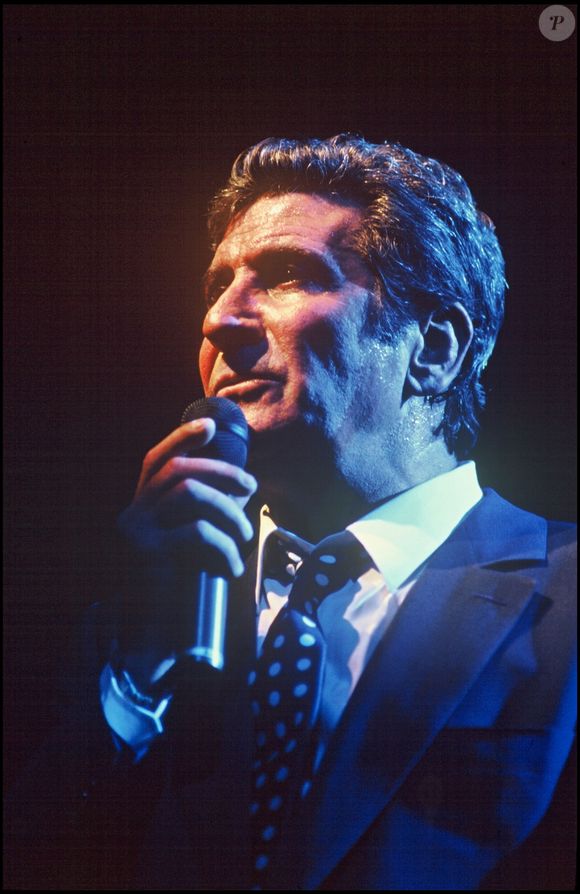 Info - 20e anniversaire du décès de Gilbert Bécaud le 18 décembre - ARCHIVES - GILBERT BECAUD EN CONCERT A L' OLYMPIA EN 1988