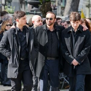 Le veuf Michel Ferracci et ses fils, Enzo et Maël aux arrivées des obsèques d'Emilie Dequenne au cimetière Père Lachaise à Paris, France, le 26 mars 2025. © Cyril Moreau/Bestimage