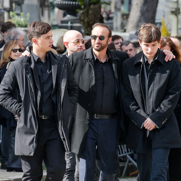 Le veuf Michel Ferracci et ses fils, Enzo et Maël aux arrivées des obsèques d'Emilie Dequenne au cimetière Père Lachaise à Paris, France, le 26 mars 2025. © Cyril Moreau/Bestimage