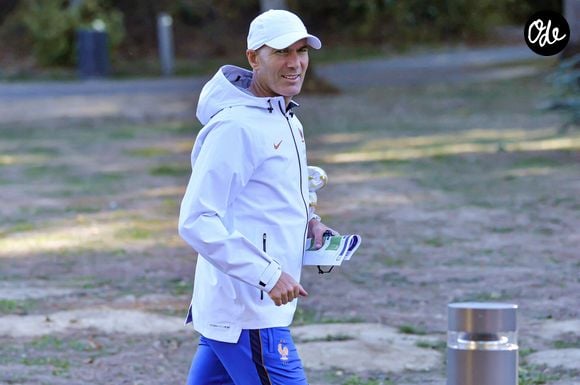 Zinédine Zidane - Entraînement de l'équipe de France en préparation de la Ligue des nations de l'UEFA 2026 au Centre national de Clairefontaine le 22 septembre 2026. © Baptiste Autissier/PSnewZ/Bestimage