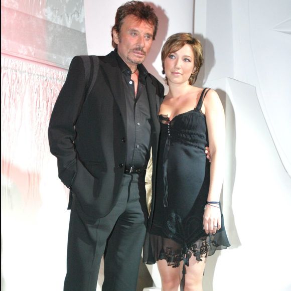 Portant sur son illustre père Johnny Hallyday.

Johnny Hallyday et Laura Smet en 2003
©AGENCE / BESTIMAGE