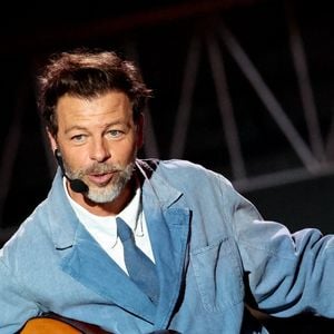 La chanson qui donne son nom à l’album, Fête foraine, évoque la vie comme une grande roue, tandis que La Lune est dédiée à sa maman.

Exclusif - Christophe Maé lors surprises lors de l'enregistrement de l'émission "La chanson secrète N°14", présentée par N.Aliagas et diffusée le 26 décembre sur TF1, consacrée à Helena à Paris le 10 Décembre 2025 
JACOVIDES-MOREAU / BESTIMAGE