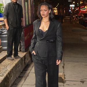 Depuis 2012, la chanteuse a alloué plus de 100 millions de dollars à des causes humanitaires à travers sa propre fondation.

EXCLUSIF New York, NY La chanteuse et femme d'affaires barbadienne Rihanna est vue en train de recevoir des fleurs pour la fête des mères alors qu'elle est en train d'acheter des fleurs à New York.



Sur la photo : Rihanna