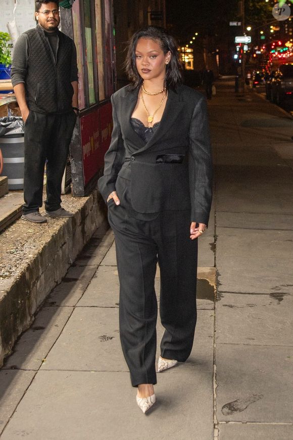 Depuis 2012, la chanteuse a alloué plus de 100 millions de dollars à des causes humanitaires à travers sa propre fondation.

EXCLUSIF New York, NY La chanteuse et femme d'affaires barbadienne Rihanna est vue en train de recevoir des fleurs pour la fête des mères alors qu'elle est en train d'acheter des fleurs à New York.



Sur la photo : Rihanna