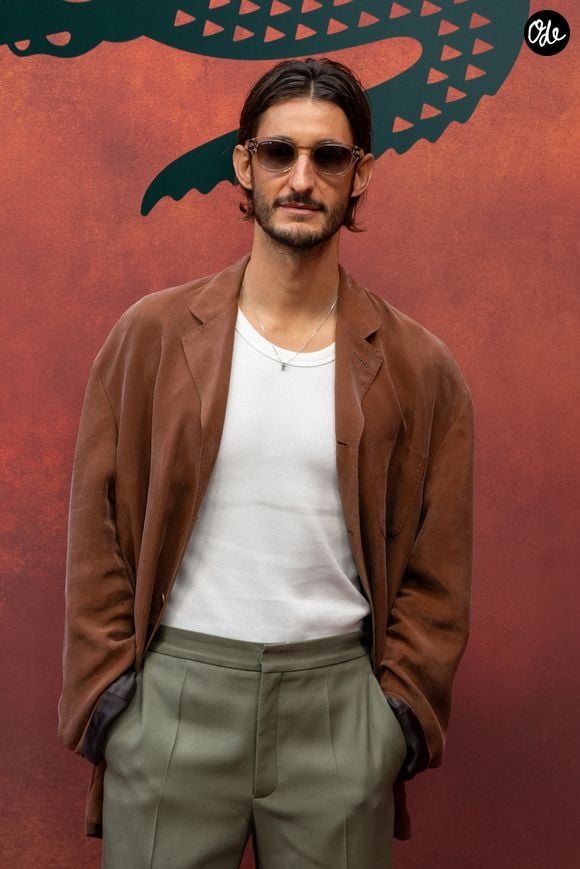 Pierre Niney assiste au défilé Lacoste Femme Printemps-Été 2027 dans le cadre de la Fashion Week de Paris, le 4 octobre 2026 à Roland-Garros, à Paris, en France. Photo de Laurent Zabulon/ABACAPRESS.COM