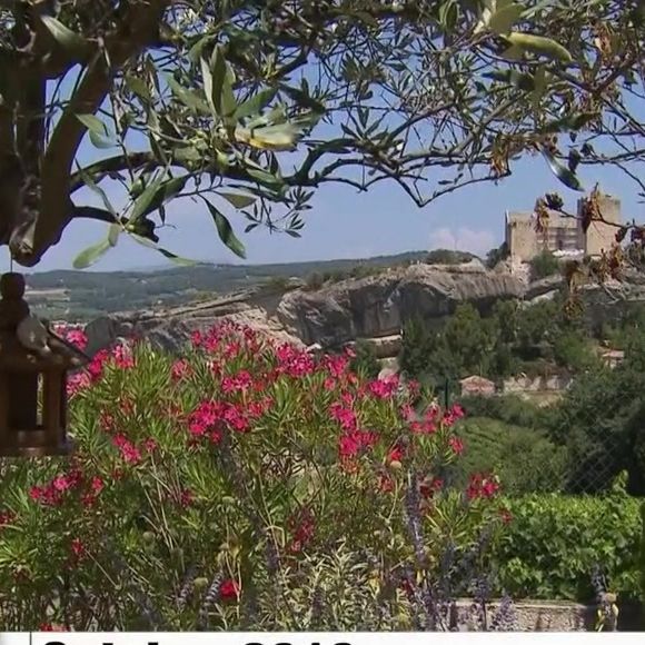 Michel Drucker dévoile des images de la maison de Mimie Mathy située à Vaison-la-Romaine dans l'émission Vivement dimanche le 9 février 2025 sur France 3.