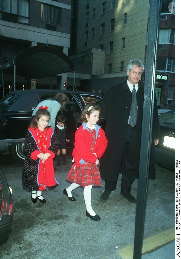 Caroline et Ed Schlossberg avec leurs enfants, Tatiana, Rose et Jack à Dallas en 1995. AGENCE / BESTIMAGE