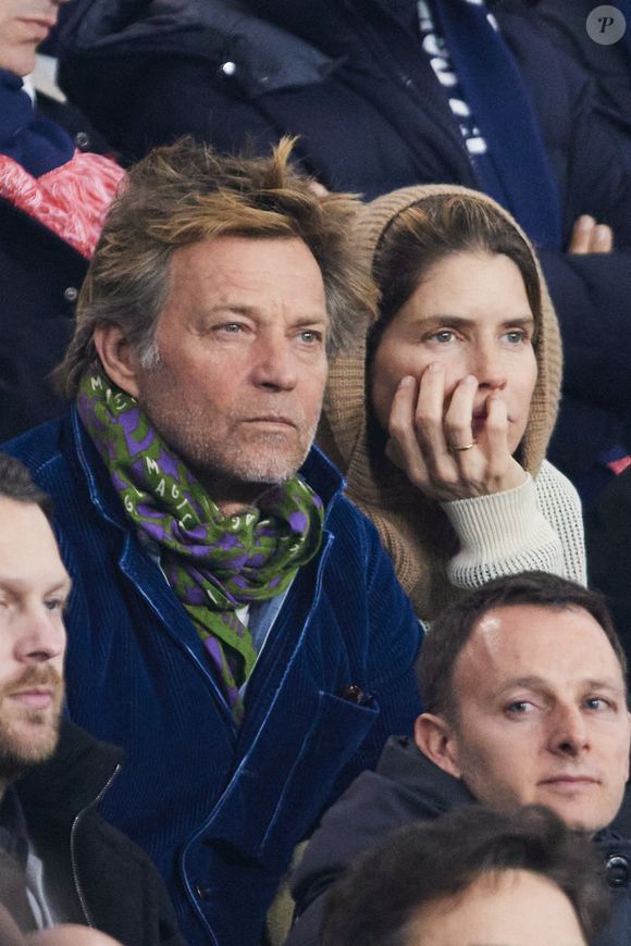 Laurent Delahousse et sa compagne Alice Taglioni - Célébrités assistent au 1/8e de finale aller de la Ligue des champions 2024-25 entre le PSG contre Liverpool (0-1) au Parc des Princes à Paris le 5 mars 2025. © Cyril Moreau/Bestimage